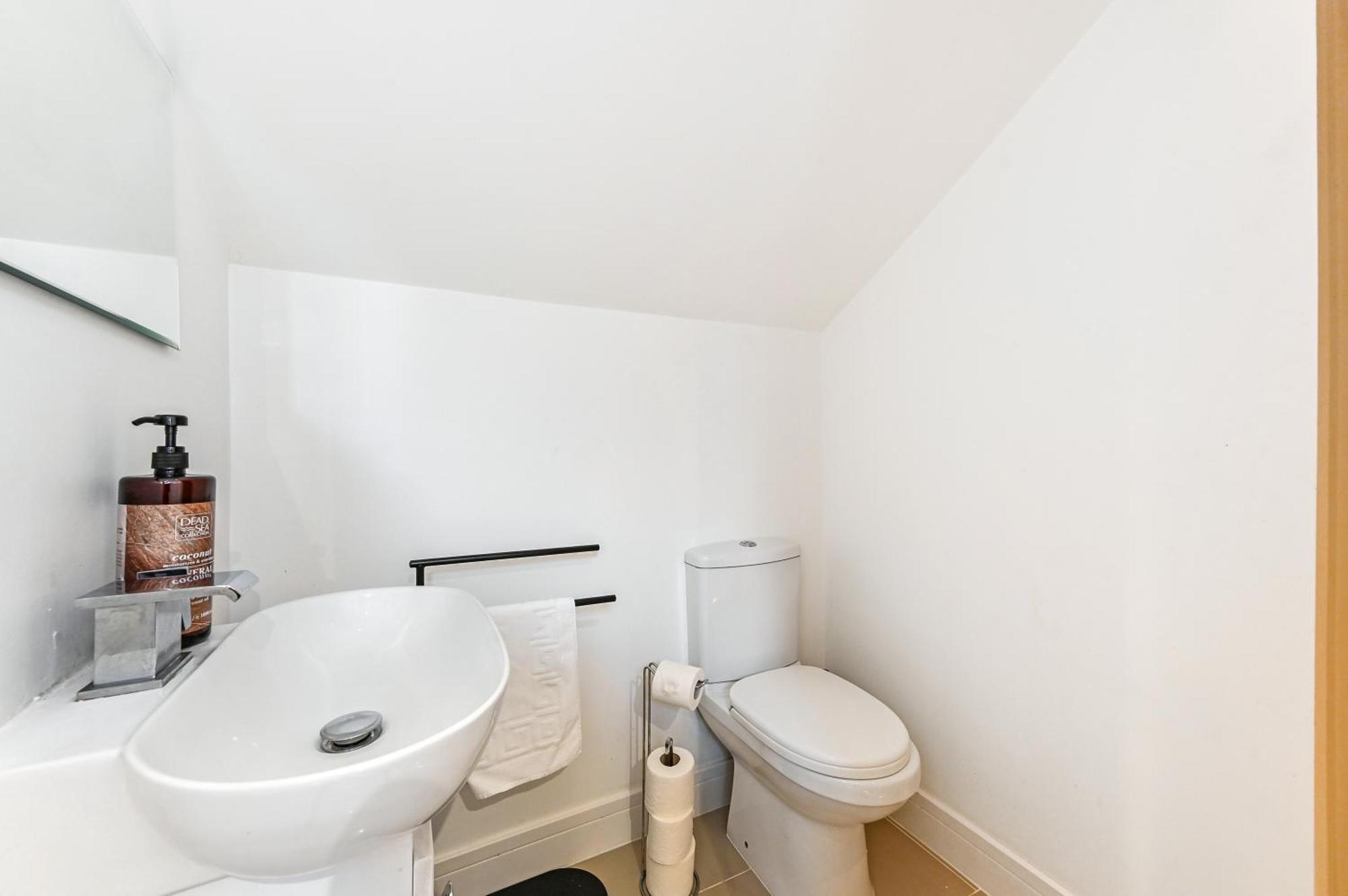 Family 1 Bed Apt Near Cardiff City Centre, Free Parking, Quiet, Secure Neighbourhood Екстериор снимка